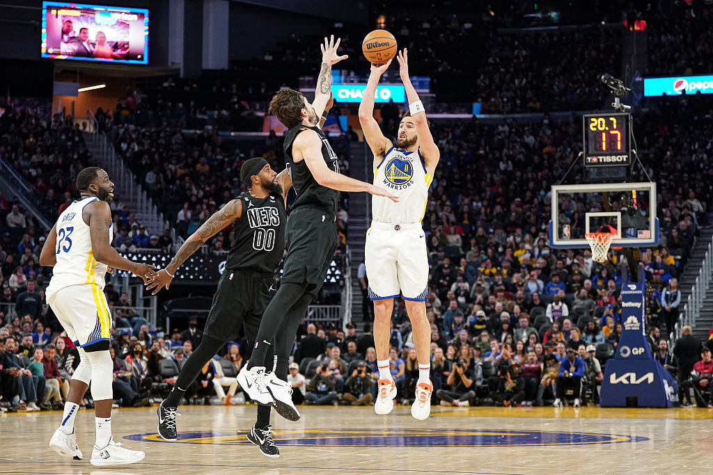 Klay Thompson (#11) of the Golden State Warriors shoots in the game against the Brooklyn Nets at Chase Center in San Francisco, California, January 22, 2023. /CFP