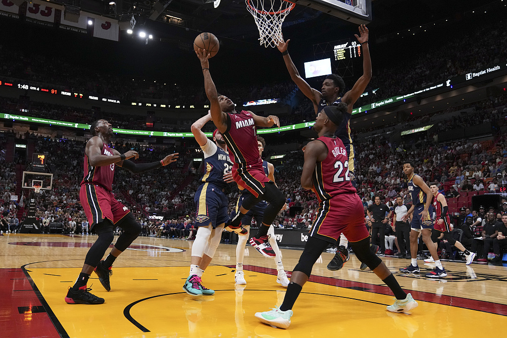 Kyle Lowry (#7) of the Miami Heat drives toward the rim in the game against the New Orleans Pelicans at Miami-Dade Arena in Miami, Florida, January 22, 2023. /CFP