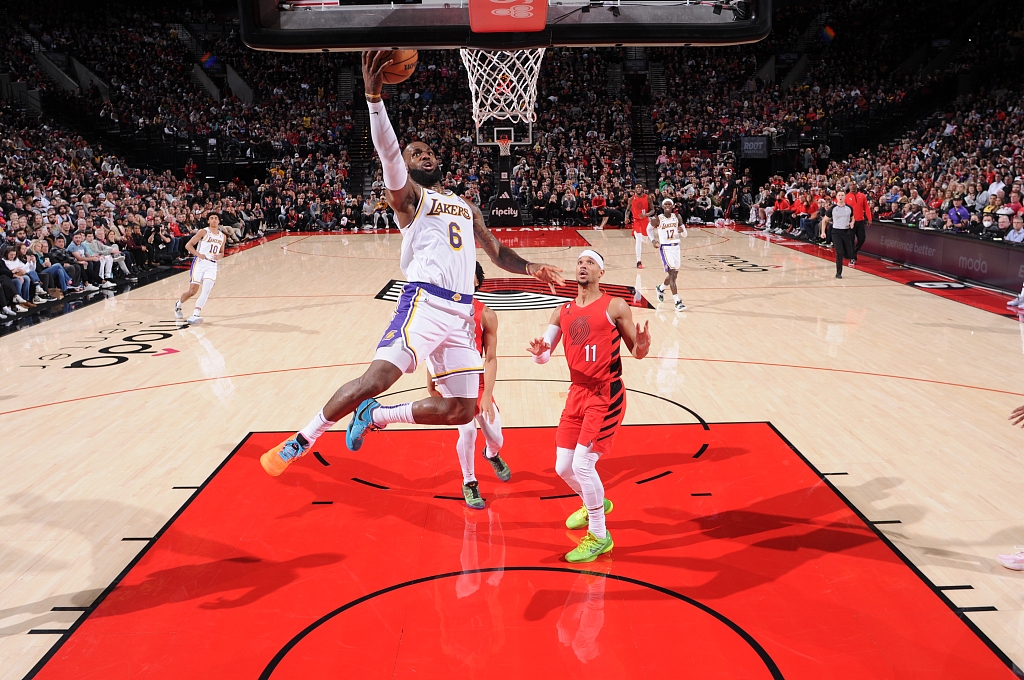 LeBron James (#6) of the Los Angeles Lakers drives toward the rim in the game against the Portland Trail Blazers at Moda Center in Portland, Oregon, January 22, 2023. /CFP