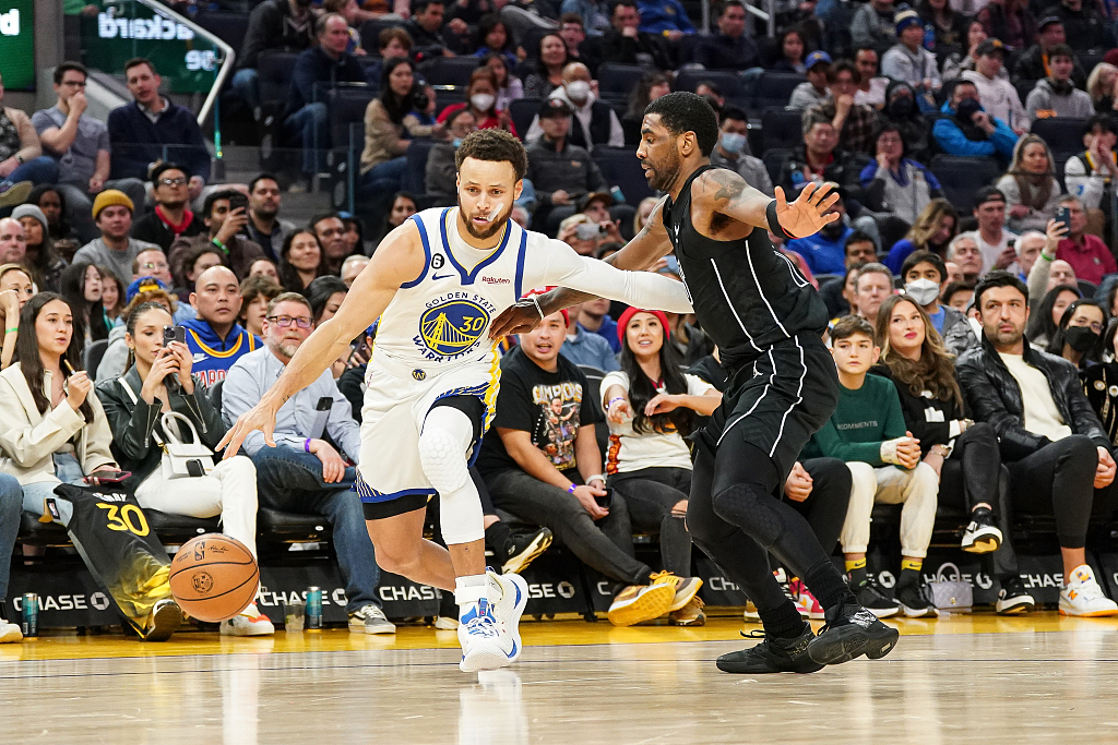 Stephen Curry (L) of the Golden State Warriors dribbles to penetrate in the game against the Brooklyn Nets at Chase Center in San Francisco, California, January 22, 2023. /CFP