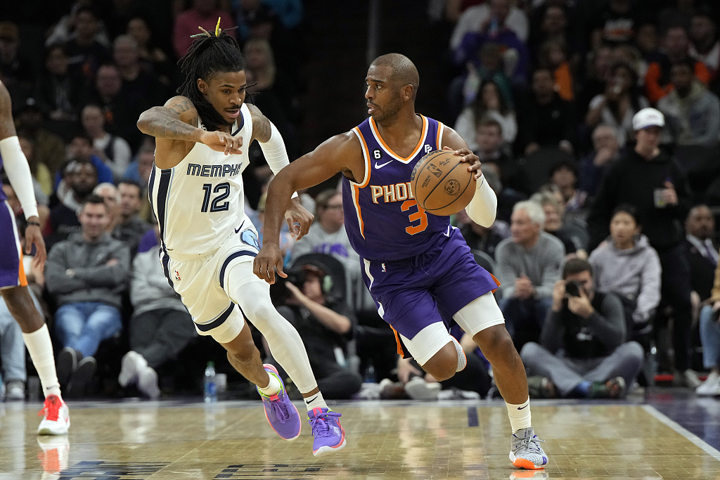 Chris Paul (#3) of the Phoenix Suns drives in the game against the Memphis Grizzlies at Footprint Arena in Phoenix, Arizona, January 22, 2023. /CFP