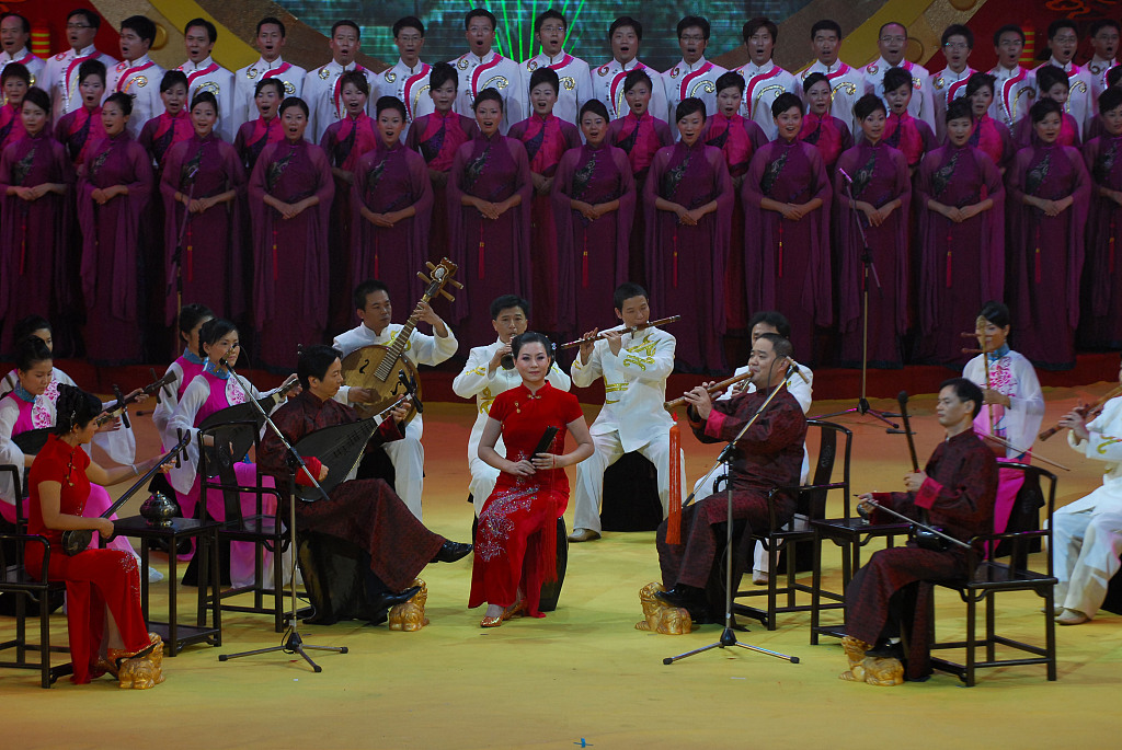 Naamyam Symphony performed with different musical instruments in Fujian in 2008. /VCG