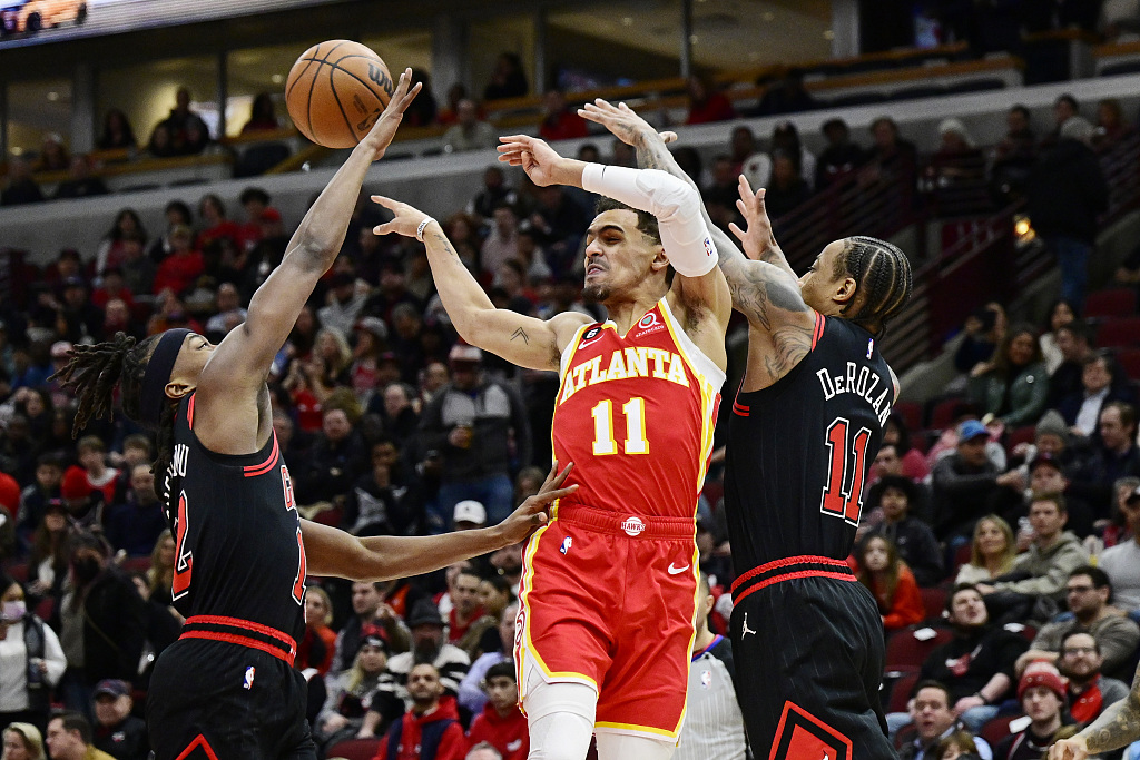 Trae Young (C) of the Atlanta Hawks passes in the game against the Chicago Bulls at the United Center in Chicago, Illinois, January 23, 2023. /CFP