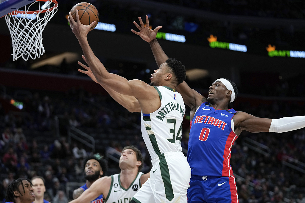 Giannis Antetokounmpo (#34) of the Milwaukee Bucks drives toward the rim in the game against the Detroit Pistons at the Little Caesars Arena in Detroit, Michigan, January 23, 2023. /CFP