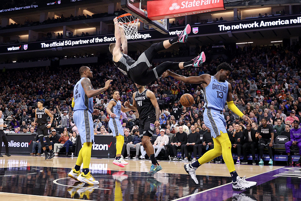 Domantas Sabonis (C) of the Sacramento Kings dunks in the game against the Memphis Grizzlies at Golden 1 Center in Sacramento, California, January 23, 2023. /CFP