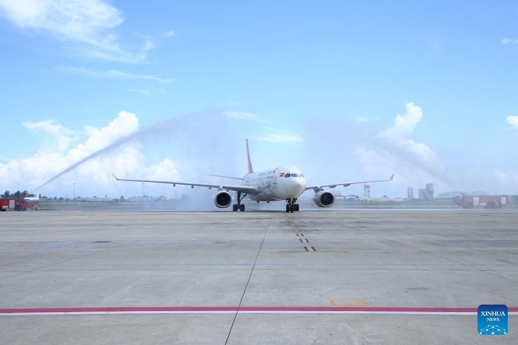 China's Capital Airlines' flight JD455 is welcomed with a water cannon salute at the Velana International Airport in Male, Maldives, January 18, 2023. /Xinhua