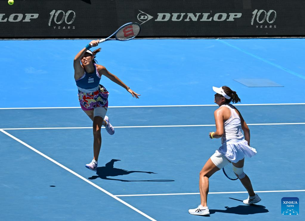 Yang Zhaoxuan (R) and Chan Hao-ching compete during the women's doubles third-round match at the Australian Open in Melbourne, Australia, January 23, 2023. /Xinhua