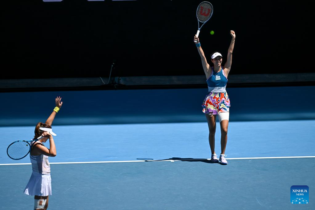 Yang Zhaoxuan (L) and Chan Hao-ching wave after winning the women's doubles third round match at the Australian Open, January 23, 2023. /Xinhua