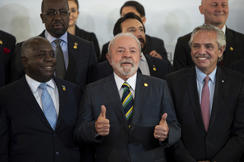 Luiz Inacio Lula da Silva (C), president of Brazil, gives thumbs up during a group photo at the Community of Latin American and Caribbean States summit in Buenos Aires, Argentina, January 24, 2023. /CFP