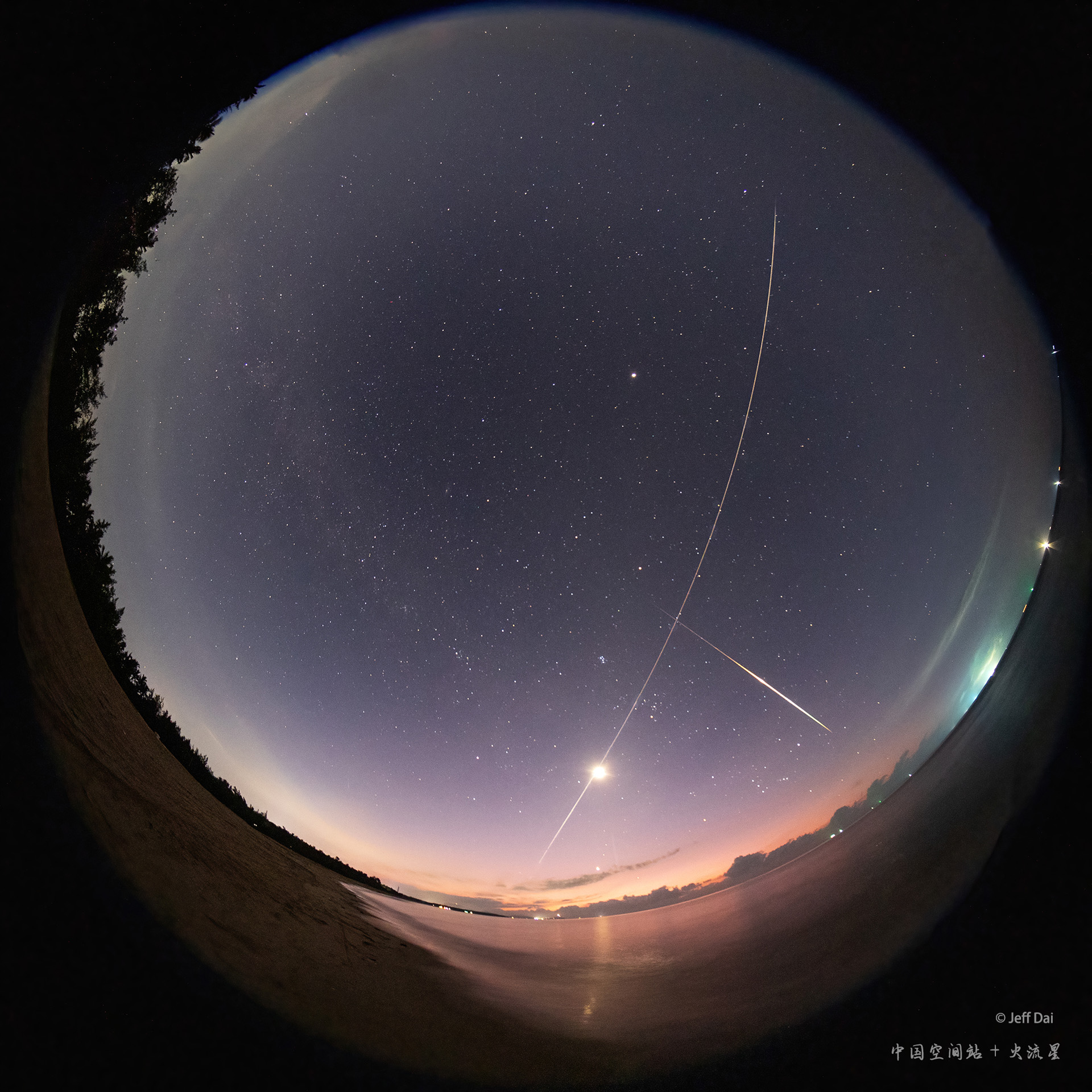 China's space station meets with a fire meteor when flying across the sky above Wenchang, south China's Hainan Province, July 25, 2022. /Dai Jianfeng
