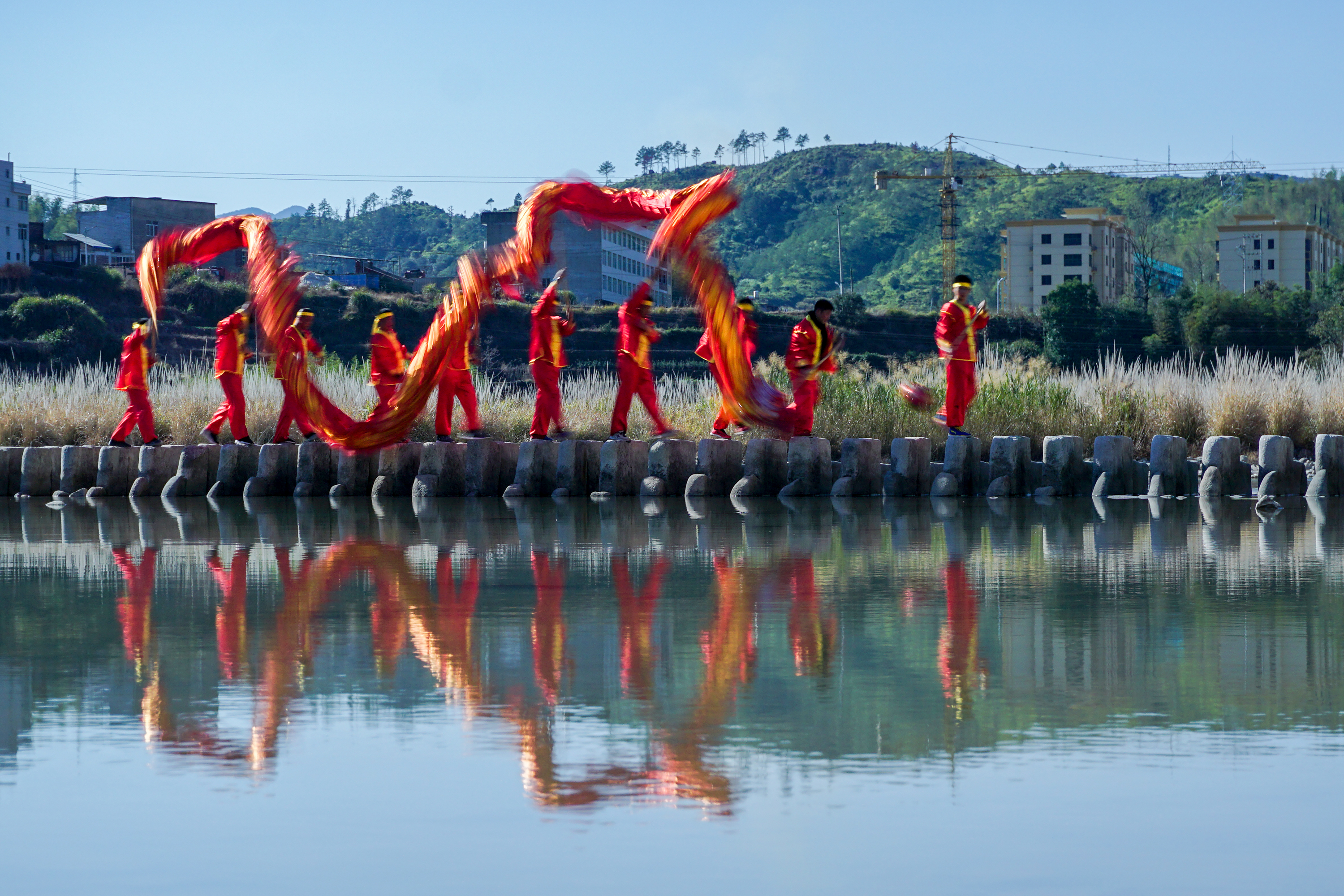 The red and gold dragon complements its reflection in the water. /CFP