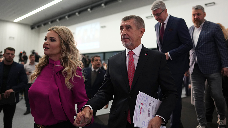Presidential candidate Andrej Babis accompanied with his wife Monika leaves the stage after addressinng media after the preliminary results for the first round of presidential election in Prague, Czech Republic, January 14, 2023. /CFP