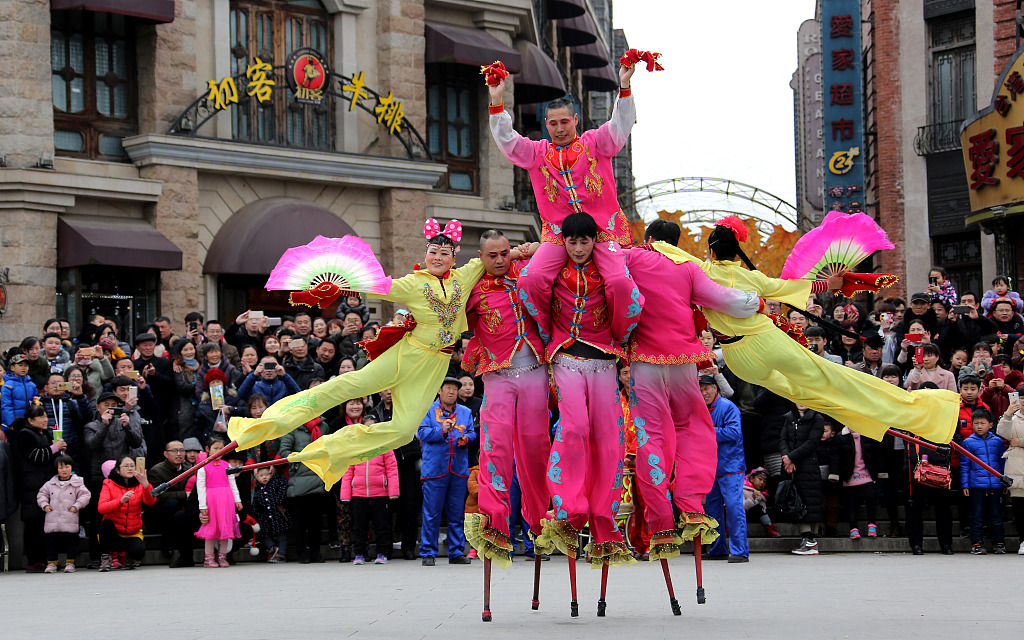 Some stilt walkers perform stunts at Tai'erzhuang ancient town in Shandong Province.  /CFP