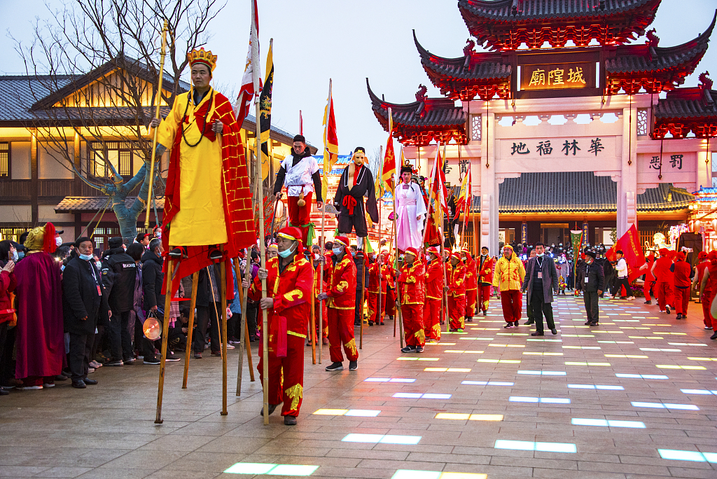 Stilts walking performance at Spring Festival celebrations at Nanjing's Town God's Temple. /CFP
