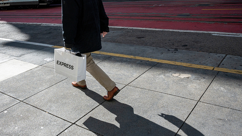 A shopper carries an Express bag on Powell Street in San Francisco, California, U.S., November 29, 2022. /CFP