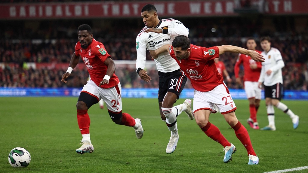 Manchester United striker Marcus Rashford (C) amid tight Nottingham Forest defense during their League Cup clash at the City Ground stadium in Nottingham, England, January 25, 2023. /CFP
