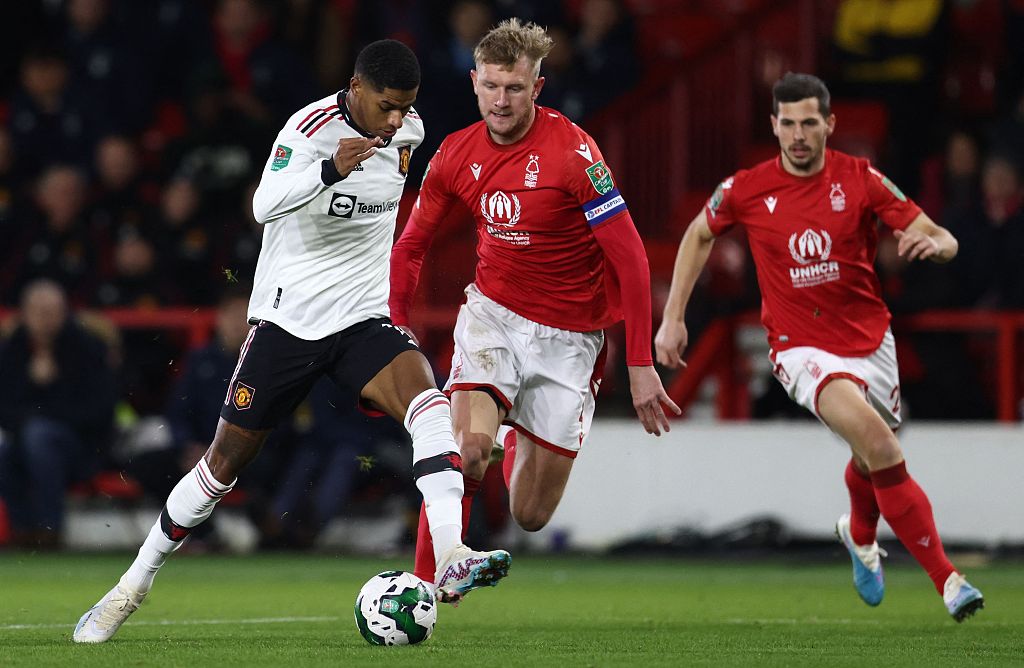 Manchester United striker Marcus Rashford (L) dribbles past two Nottingham Forest defenders during their League Cup clash at the City Ground stadium in Nottingham, England, January 25, 2023. /CFP