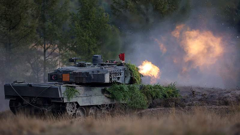 A Leopard 2 main battle tank of the German armed forces Bundeswehr shoots during a visit by the German Chancellor of the troops during a training exercise at the military ground in Ostenholz, northern Germany, October 17, 2022. /CFP