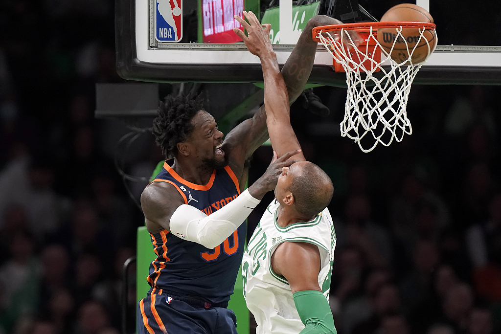 Julius Randle (L) of the New York Knicks dunks in the game against the Boston Celtics at TD Garden in Boston, Massachusetts, January 26, 2023. /CFP