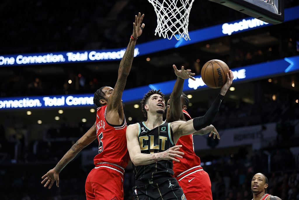 LaMelo Ball (C) of the Charlotte Hornets drives toward the rim in the game against the Chicago Bulls at the Spectrum Center in Charlotte, North Carolina, January 23, 2026. /CFP