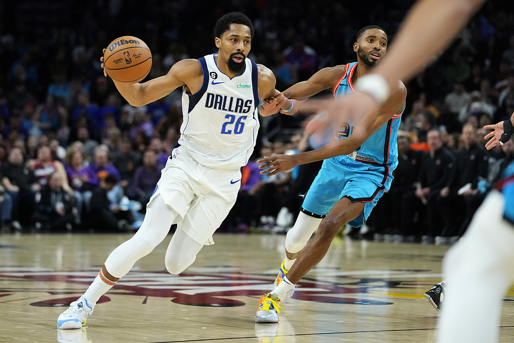 Spencer Dinwiddie (#26) of the Dallas Mavericks penetrates in the game against the Phoenix Suns at Footprint Center in Phoenix, Arizona, January 26, 2023. /CFP