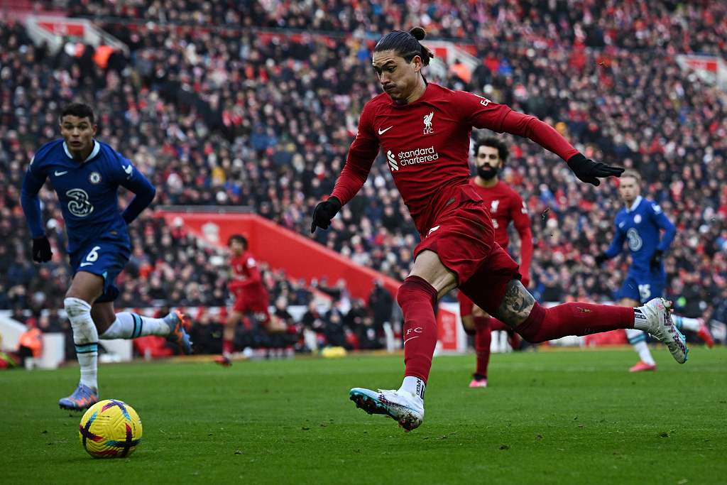 Liverpool's Uruguayan striker Darwin Nunez runs with the ball during the Premier League match between Liverpool and Chelsea at Anfield in Liverpool, England, January 21, 2023. /CFP