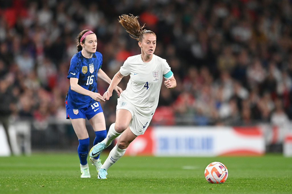 Keira Walsh (R) of England is put under pressure by Rose Lavelle of the United States during the Women's International Friendly match between England and USA at Wembley Stadium in London, England, October 7, 2022. /CFP