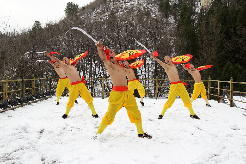 Monks practice kung fu on the snow-covered Songshan Mountain, where the well-known Shaolin Temple is located. /CFP