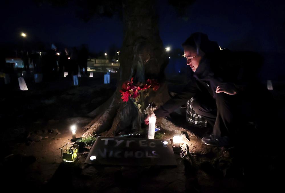 2023 年 1 月 26 日，在美国田纳西州孟菲斯，人们参加了为 Tire Nichols 举行的烛光守夜活动，Tire Nichols 在被孟菲斯警察殴打后死亡。/美联社