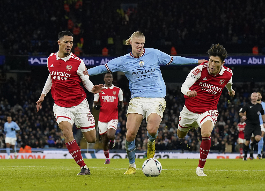 Erling Haaland (C) of Manchester City struggles to get the ball during their FA Cup clash with Arsenal at the Etihad Stadium in Manchester, England, January 27, 2023. /CFP