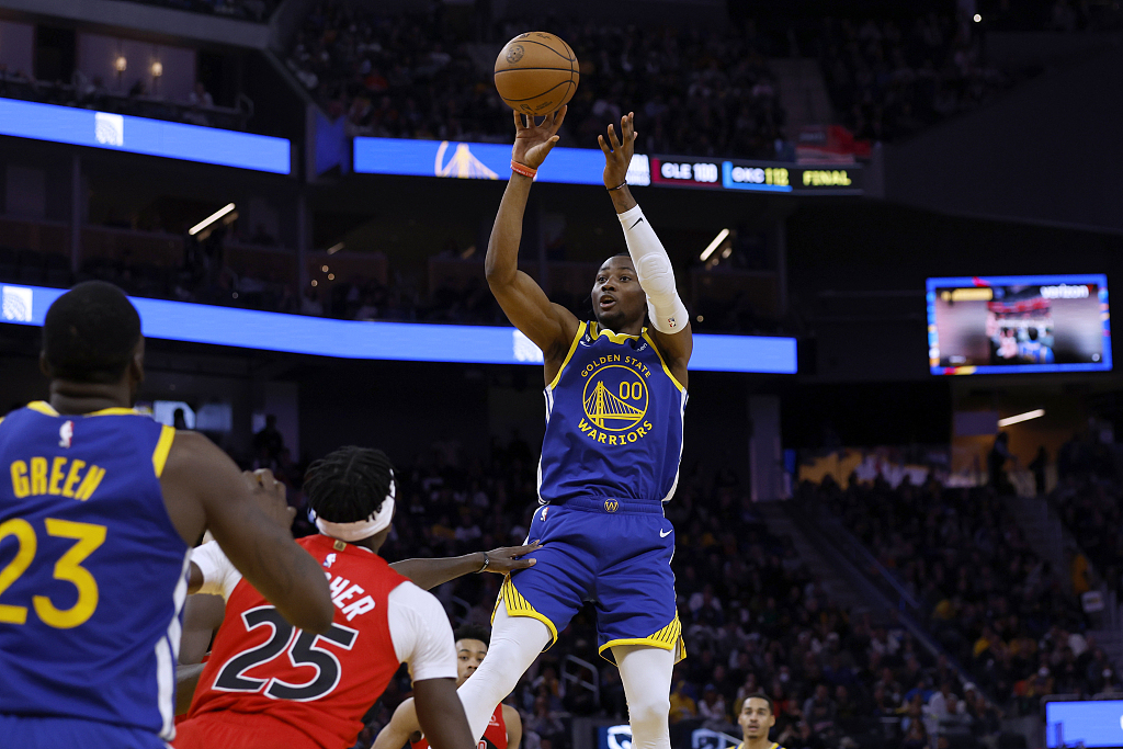 Jonathan Kuminga (#00) of the Golden State Warriors shoots in the game against the Toronto Raptors at the Chase Center in San Francisco, California, January 27, 2023. /CFP