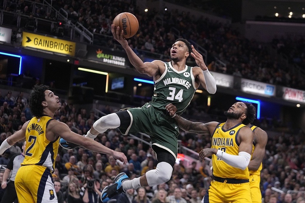 Giannis Antetokounmpo (#34) of the Milwaukee Bucks drives toward the rim in the game against the Indiana Pacers at Gainbridge Fieldhouse in Indianapolis, Indiana, January 27, 2023. /CFP