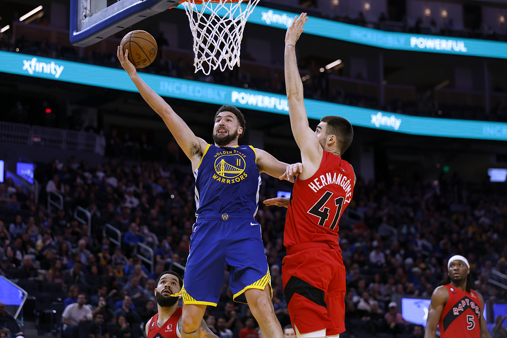 Klay Thompson (#11) of the Golden State Warriors drives toward the rim in the game against the Toronto Raptors at the Chase Center in San Francisco, California, January 27, 2023. /CFP