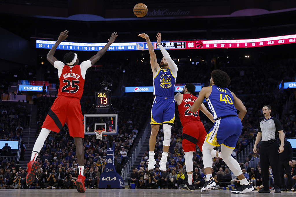 Stephen Curry (#30) of the Golden State Warriors shoots in the game against the Toronto Raptors at the Chase Center in San Francisco, California, January 27, 2023. /CFP