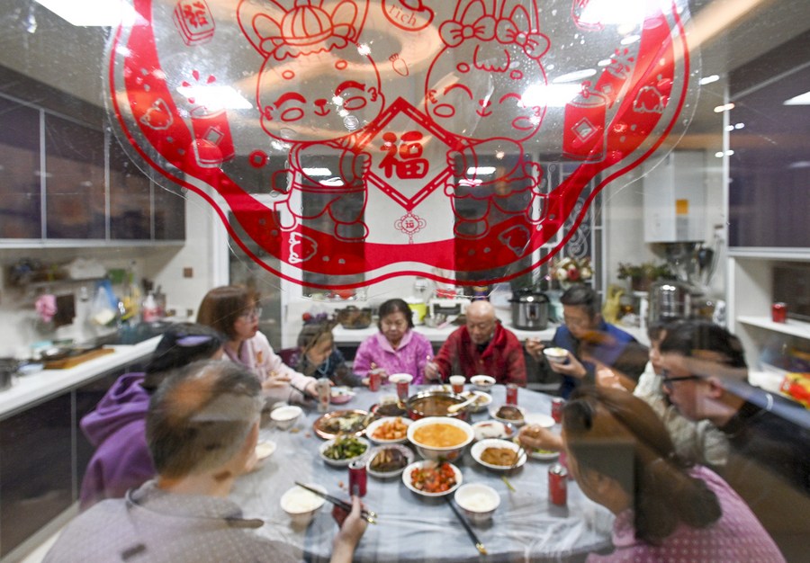 A family gathers to have dinner together on the Chinese Lunar New Year's eve in southwest China's Guizhou Province, January 21, 2023. /Xinhua