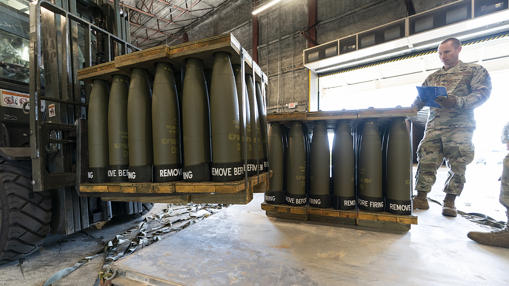 A U.S. Air Force staff sergeant checks pallets of 155 mm shells ultimately bound for Ukraine, at Dover Air Force Base, U.S., April 29, 2022. /AFP