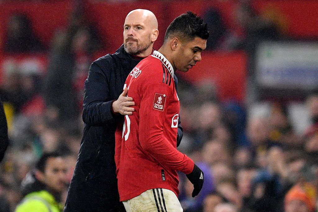 Manchester United manager Erik ten Hag (L) gestures to Casemiro during their FA Cup clash with Reading at Old Trafford in Manchester, England, January 28, 2023. /CFP