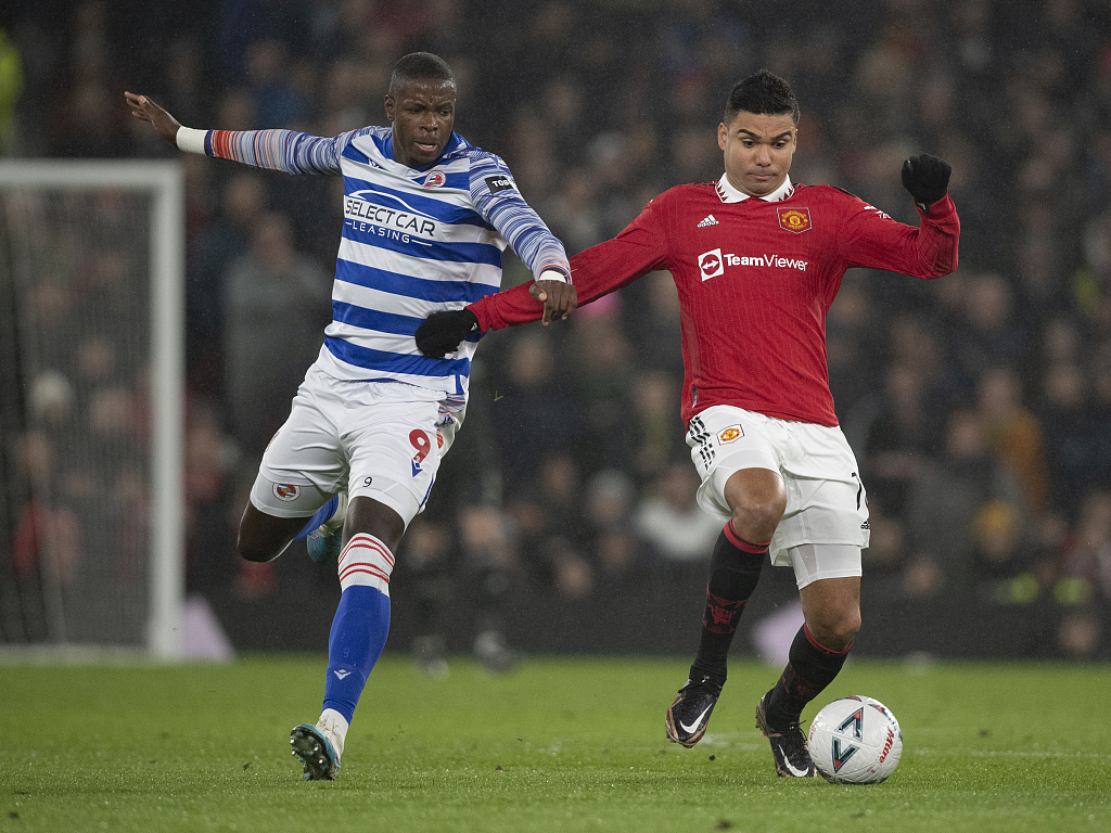 Casemiro (R) of Manchester United shrugs off Lucas Joao of Reading during their FA Cup clash at Old Trafford in Manchester, England, January 28, 2023. /CFP