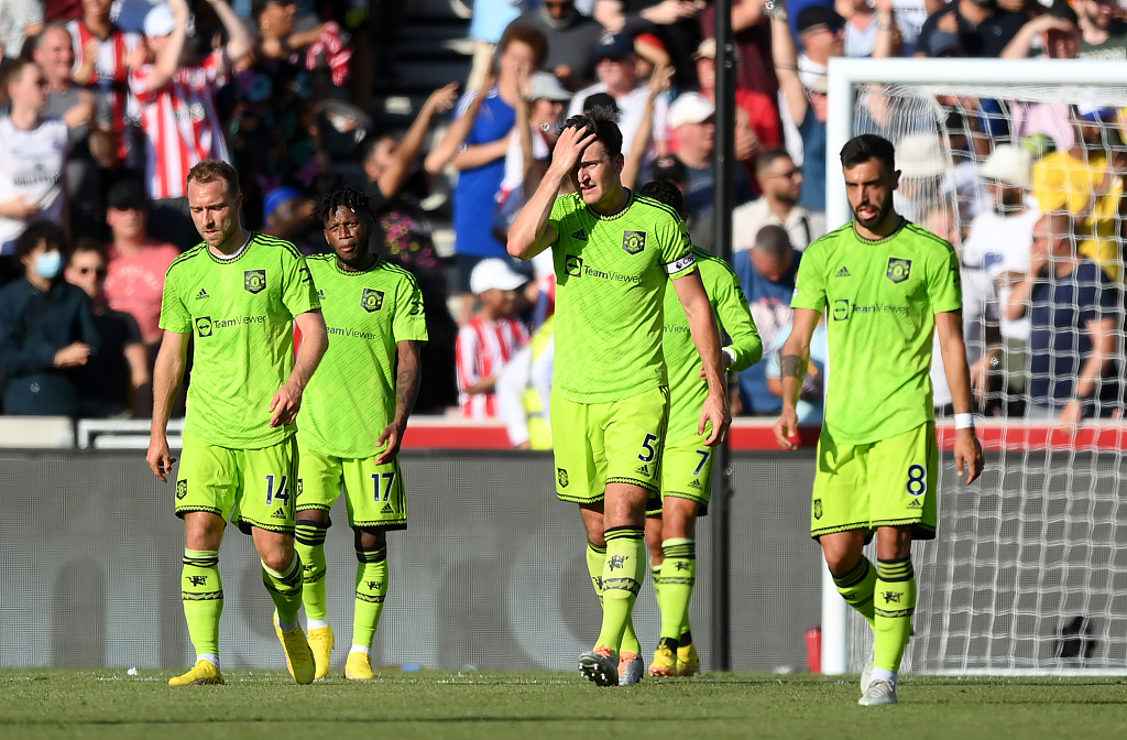 Manchester United players look dejected after their heavy loss to Brentford at Brentford Community Stadium in Brentford, England, August 13, 2022. /CFP