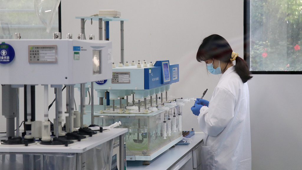 Researcher conducts sample quality and in vitro tests to novel coronavirus drugs, Hefei, east China's Anhui Province, May 7, 2022. /CFP