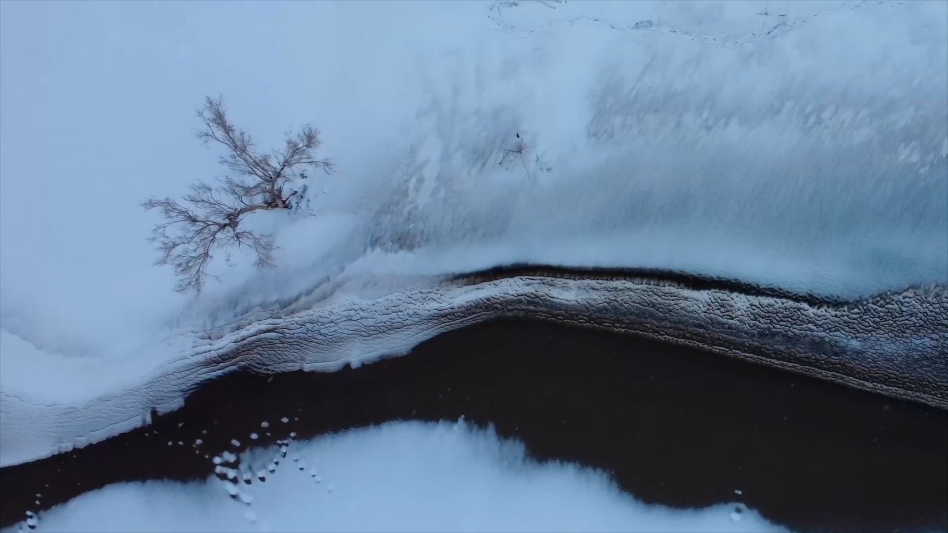 China's largest inland freshwater lake covered in snow
