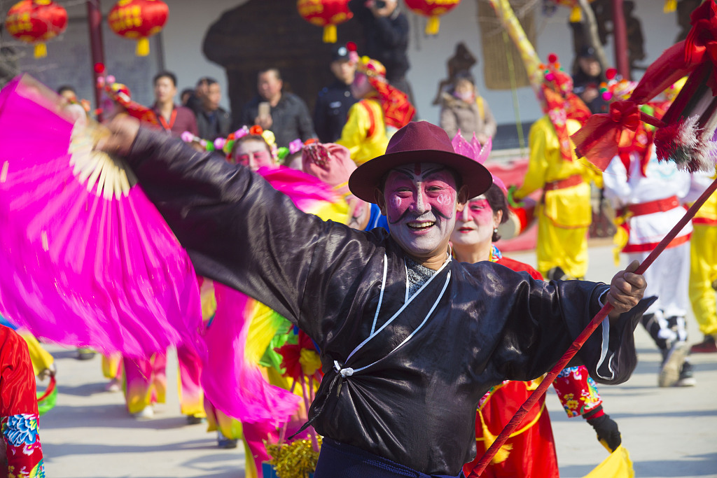 People perform Haiyang Yangge dance in Jinan, Shandong Province. /CFP
