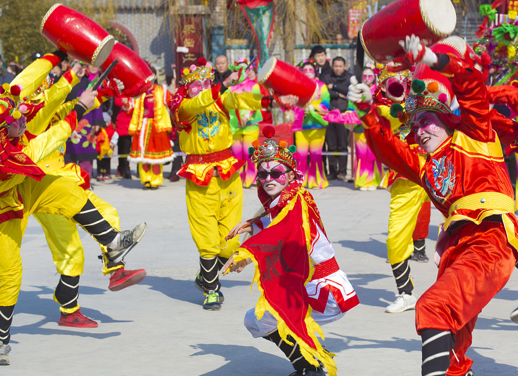 People perform a Haiyang Yangge dance in Jinan, Shandong Province. /CFP