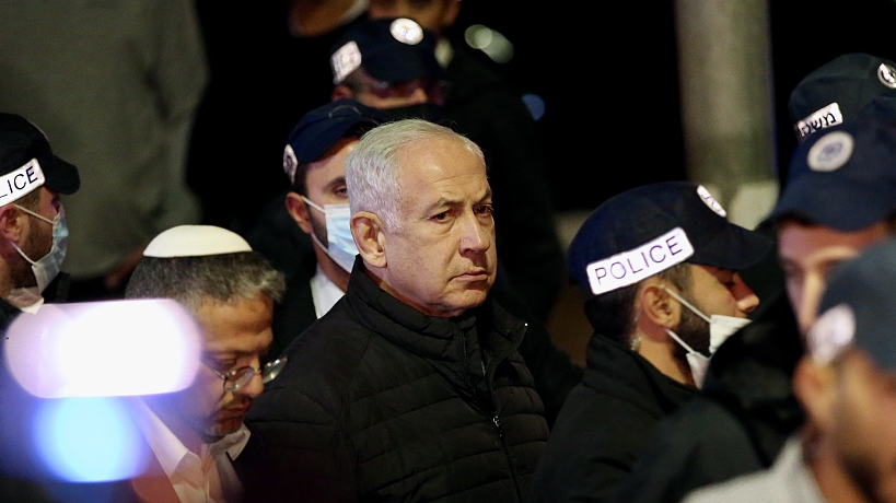 Israeli Prime Minister Benjamin Netanyahu, center, investigates the crime scene after seven people were killed in an armed attack at a Jewish settlement in East Jerusalem, January 27, 2023. /CFP