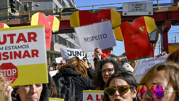 Dezenas de milhares de professores manifestam-se em Portugal para exigir melhores salários