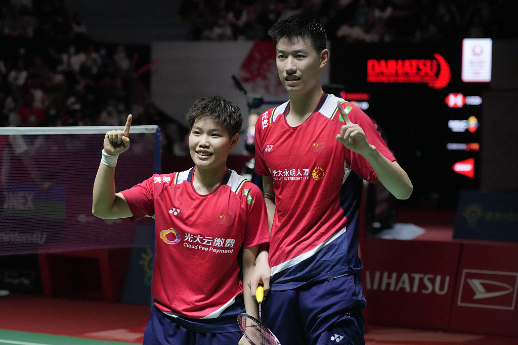 Pebulutangkis China Feng Yanshe (kanan) dan Huang Dongping merayakan kemenangannya di final ganda campuran Turnamen Bulu Tangkis Indonesia Masters di Jakarta, Indonesia pada 29 Januari 2023.  /CFP