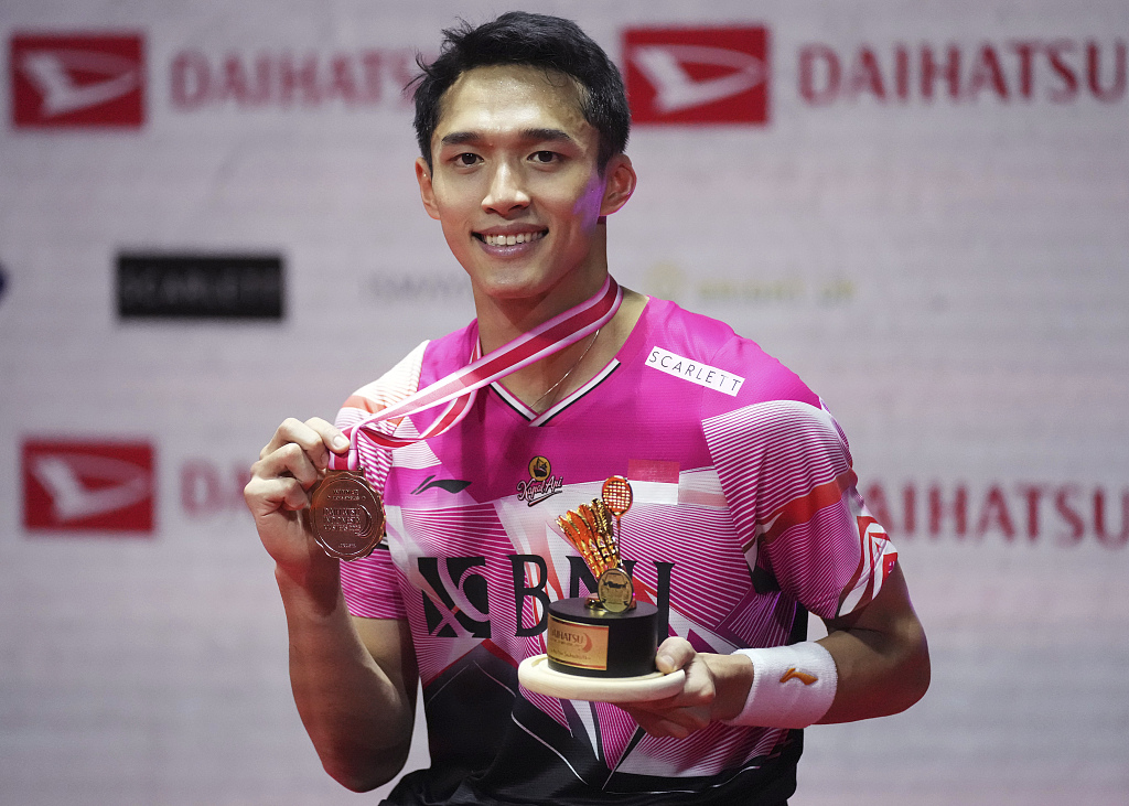 Juara Jonathan Christie dari Indonesia memegang trofi dan medalinya selama Turnamen Bulu Tangkis Indonesia Masters pada 29 Januari 2023 di Jakarta, Indonesia.  /CFP