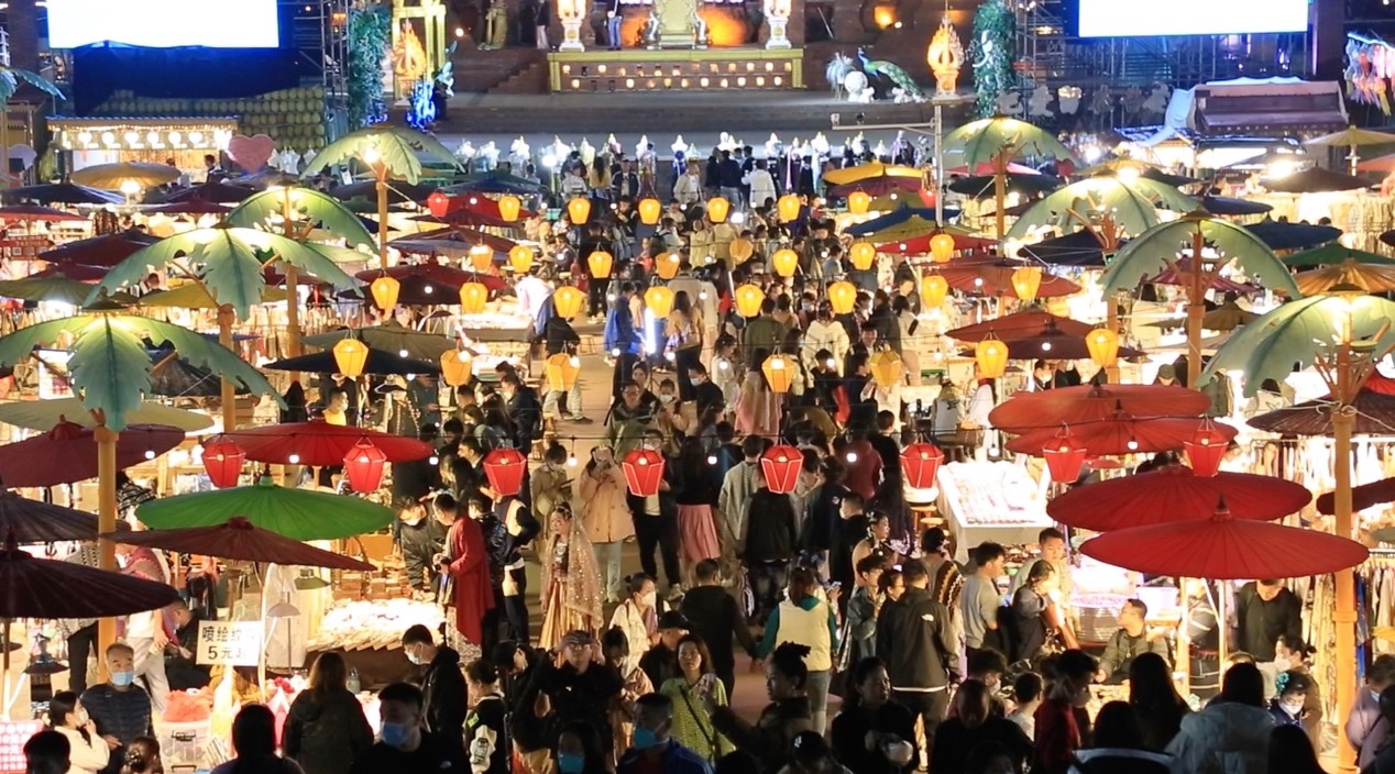 A night market in Xishuangbanna of Yunnan Province is bustling with tourists during the Spring Festival holiday. /CGTN