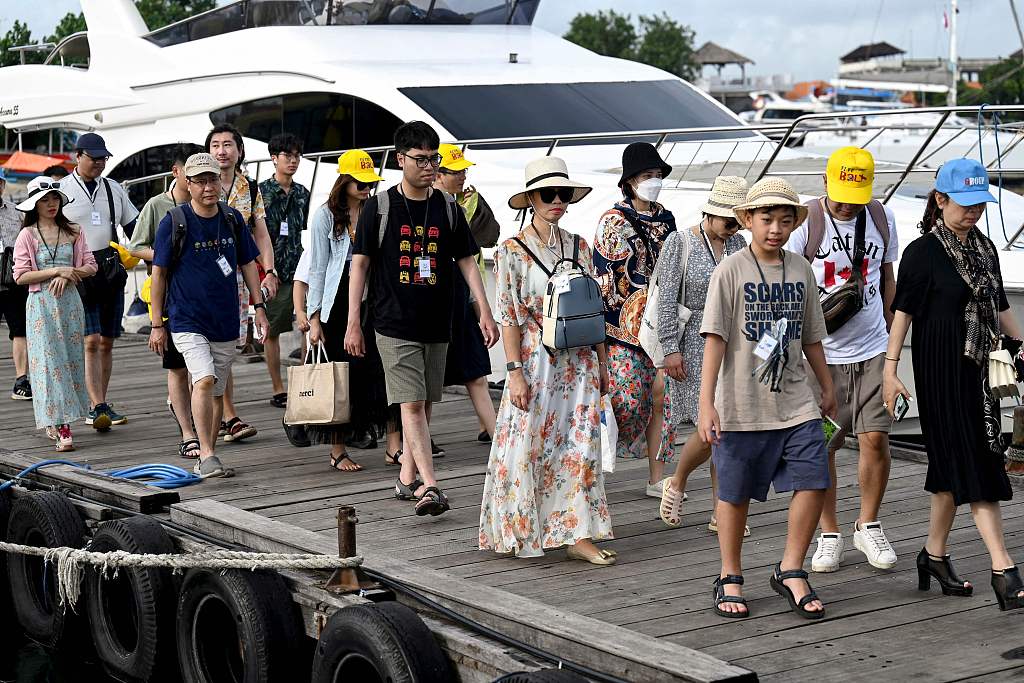 Chinese tourists prepare to board a boat in Bali, Indonesia, on January 25, 2023. /CFP
