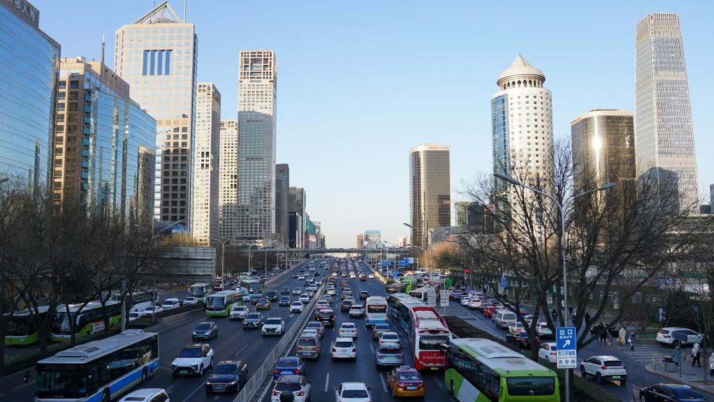 Vehicles run on Jianguo Road during morning peak hours in Chaoyang District of Beijing, capital of China, January 3, 2023. /Xinhua